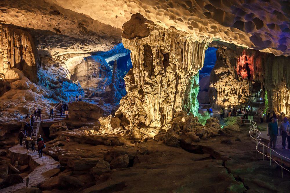 Höhle in der Halong Bucht