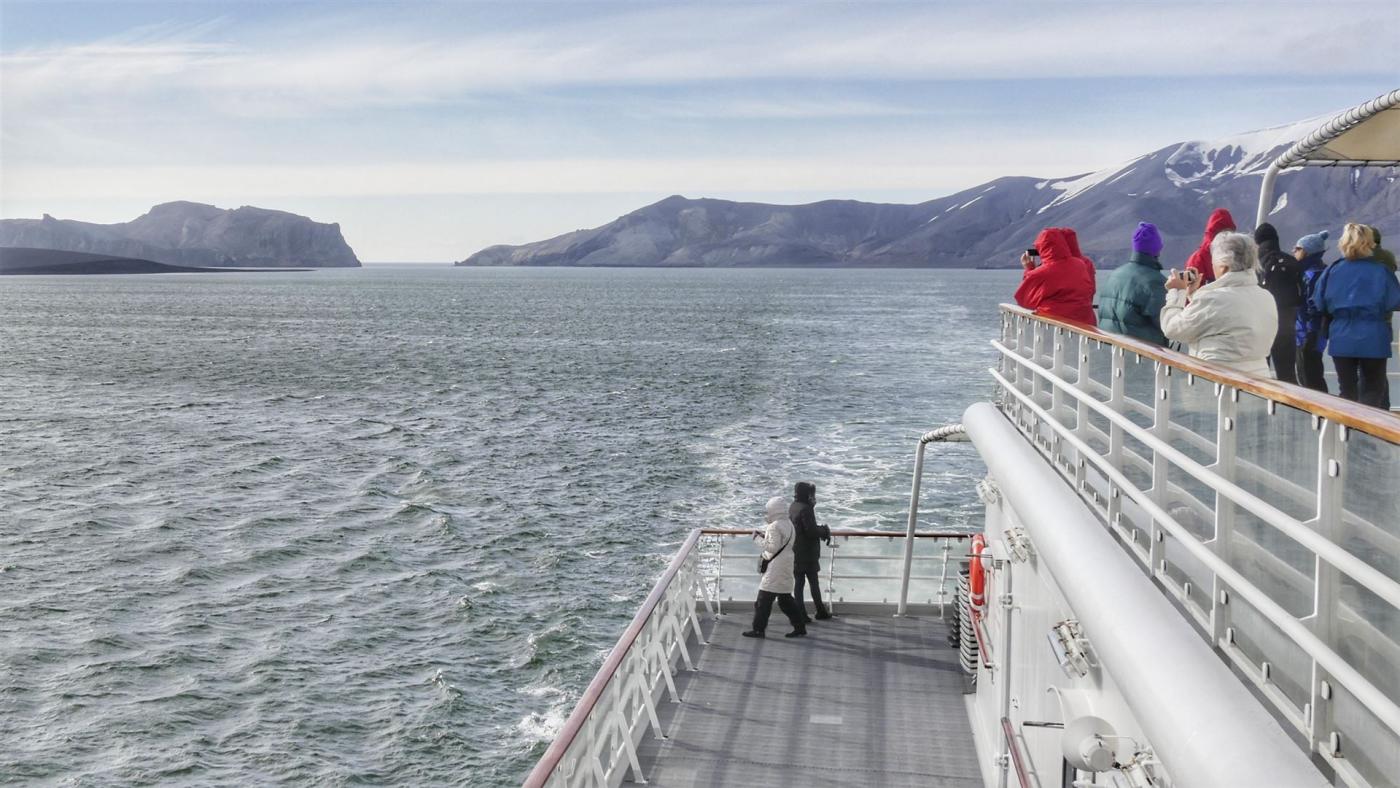 Mit dem Schiff in der Caldera von Deception Bay